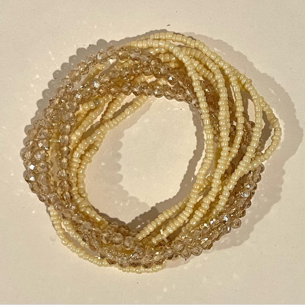 Pre-Owned Women’s Plastic Looping Tiny Beaded Costume Jewelry Bracelet